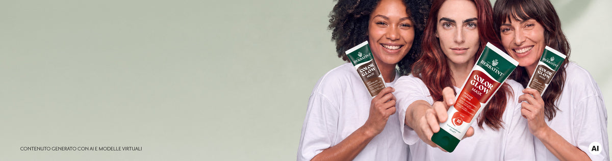 Tre donne sorridenti con capelli di diverse tonalità mostrano le Color Glow Mask Herbatint, con una confezione Intense Copper in primo piano