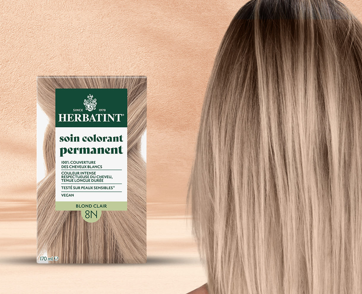 Cheveux lisses blond clair naturel après la coloration avec Herbatint 8N