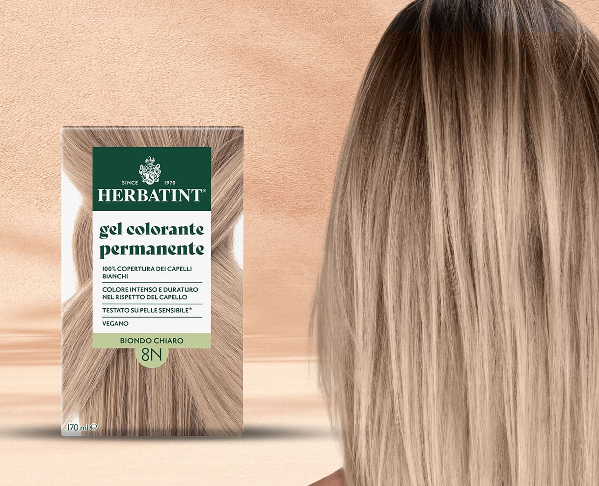 Capelli lisci color biondo chiaro naturale, risultato della colorazione con Herbatint 8N