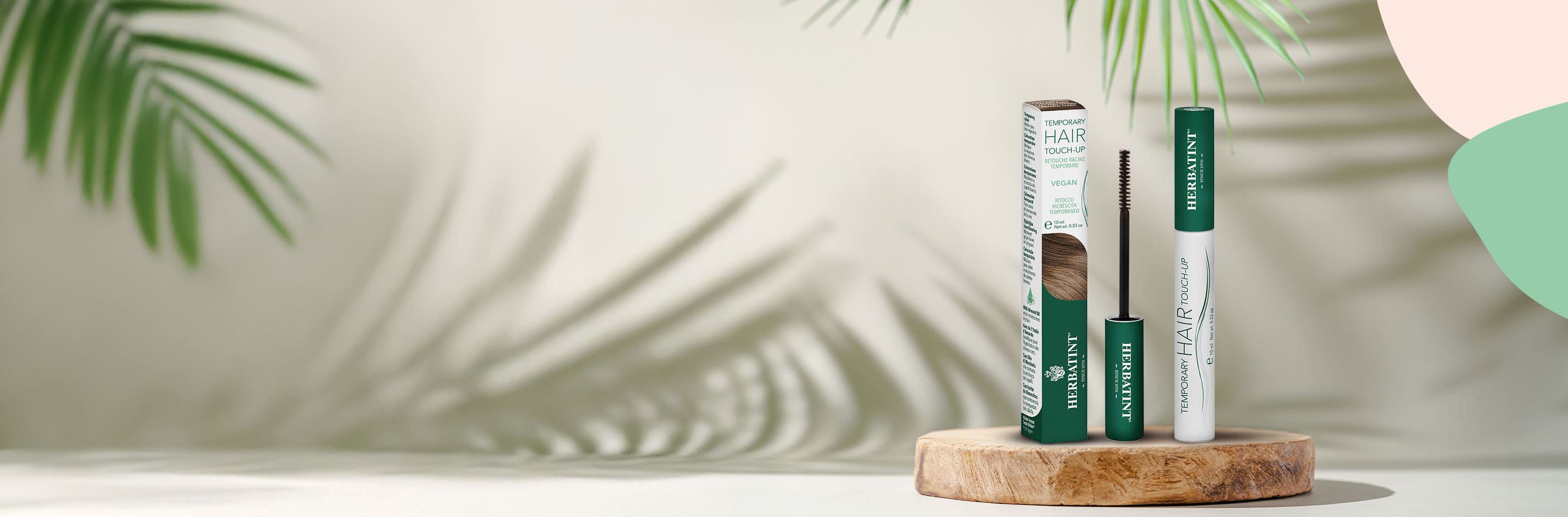 Herbatint Temporary Hair Touch-Up product op houten display, met verpakking en mascaraborstel voor het haar, blondtint. Natuurlijke achtergrond met bladeren en organische vormen