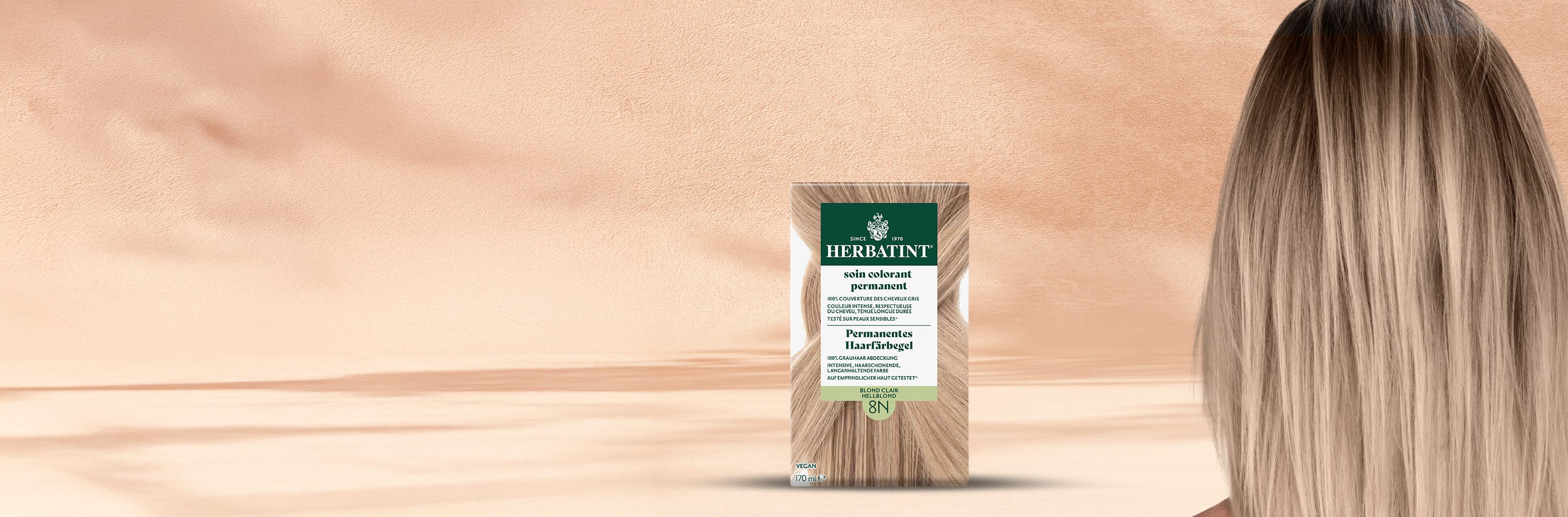 Herbatint 8N Dauerhafte Colorationsgel-Packung in Hellblond neben dem glatten, glänzenden Haar einer Frau in einem natürlichen Blondton