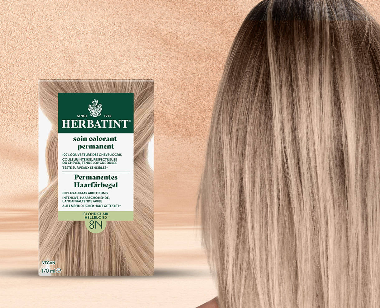 Glattes, natürlich hellblondes Haar nach der Färbung mit Herbatint 8N