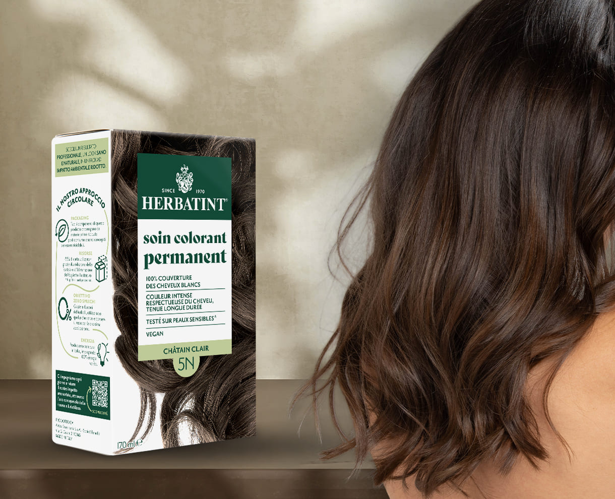 Cheveux châtain clair sains et brillants après l’utilisation du gel colorant permanent Herbatint 5N