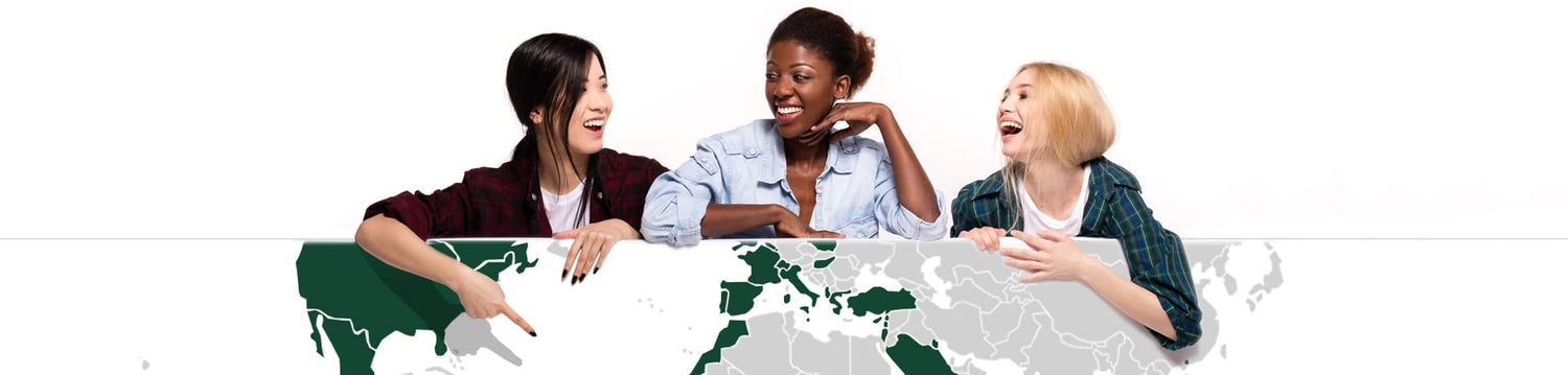 Drie glimlachende vrouwen van diverse achtergronden wijzen naar een wereldkaart met daarop de landen waar Herbatint verkrijgbaar is