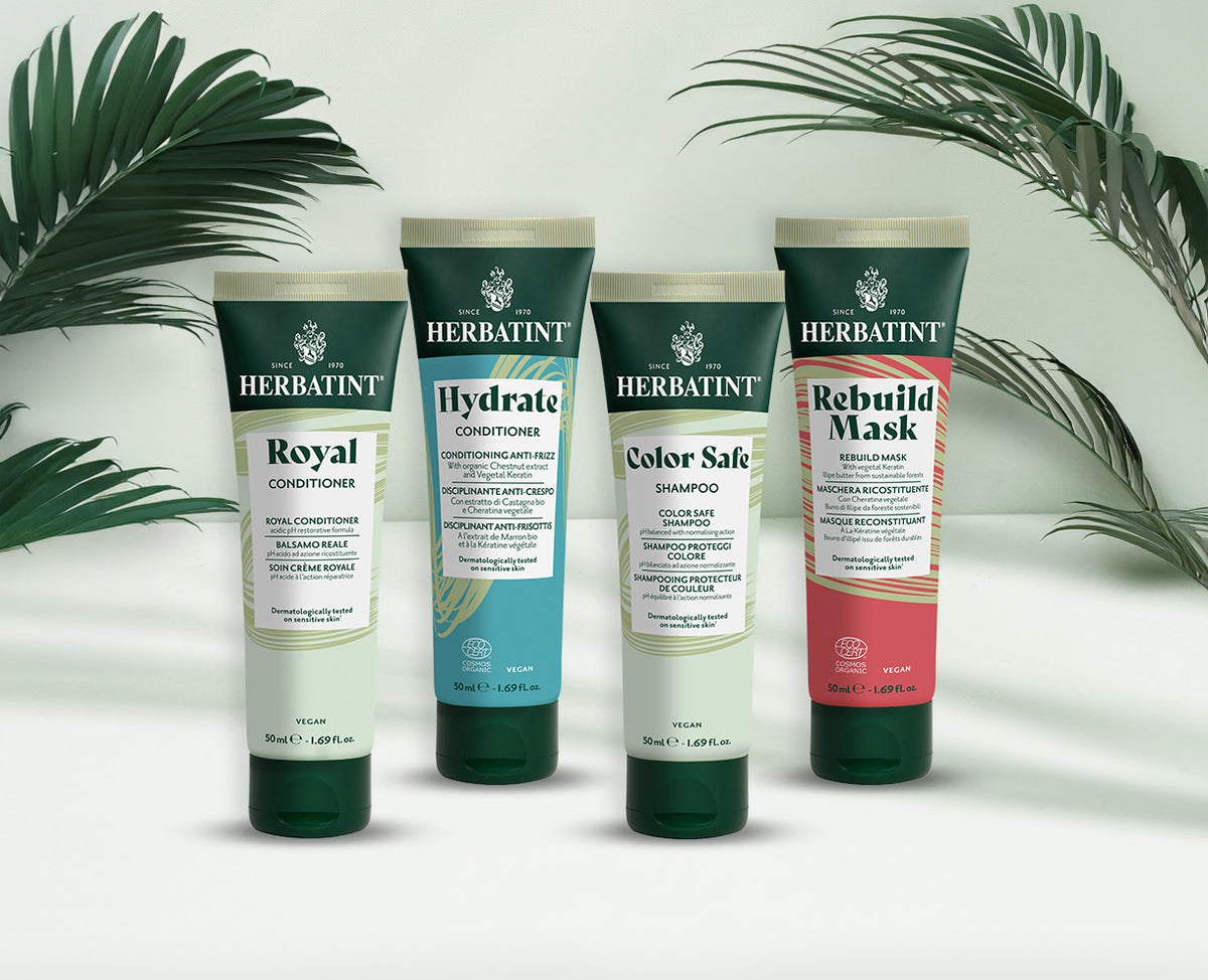 Quatre produits Herbatint format voyage sur fond clair – shampooing Color Safe, après-shampoings Hydrate et Royal, masque Rebuild Mask, idéaux pour cheveux colorés et sensibles