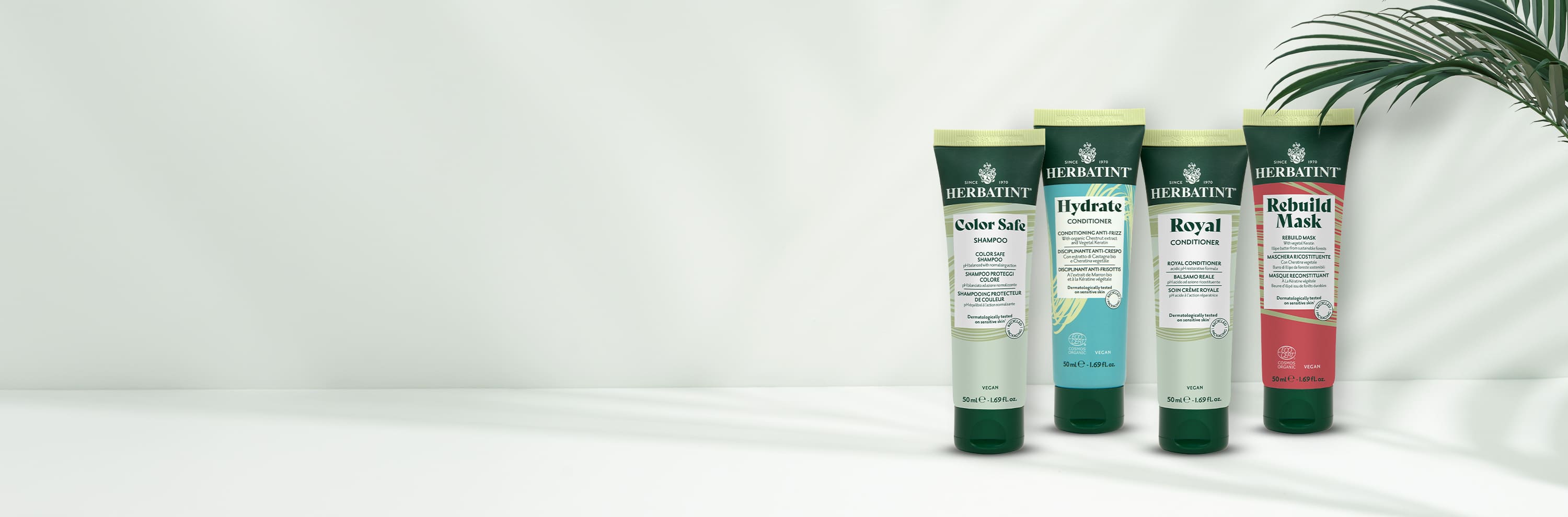 Vier Herbatint Tuben im Reiseformat auf hellem Hintergrund – Color Safe Shampoo, Hydrate und Royal Conditioner, Rebuild Mask für behandeltes und empfindliches Haar