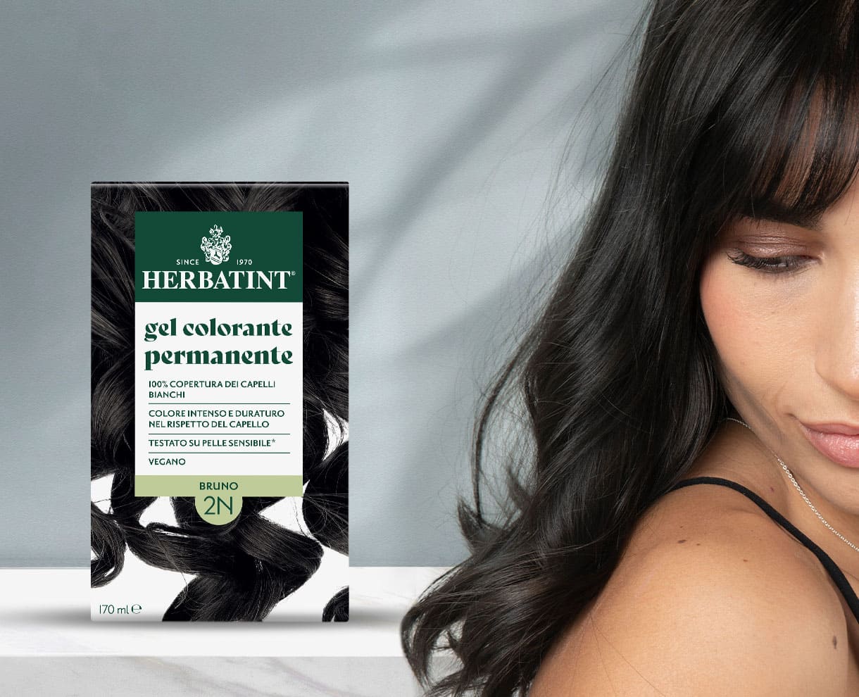 Tinta Herbatint 2N bruno con risultato colore su ragazza capelli scuri lisci e luminosi