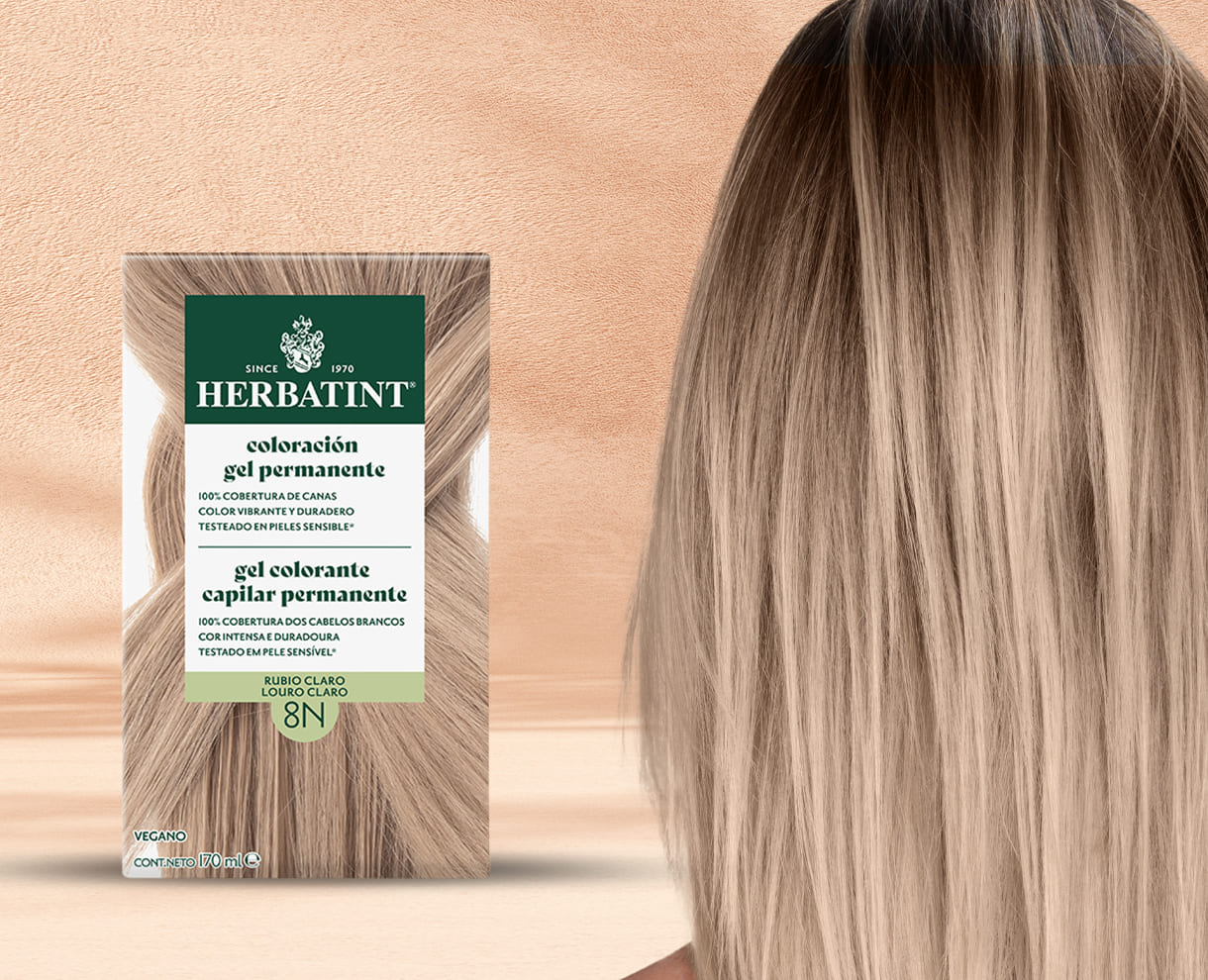 Cabello liso rubio claro natural después de teñir con Herbatint 8N