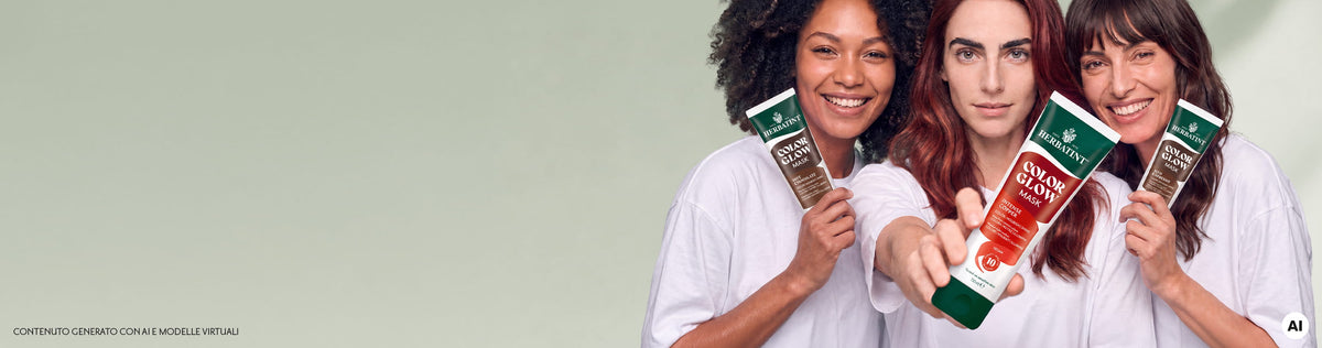 Tre donne sorridenti con capelli di diverse tonalità mostrano le Color Glow Mask Herbatint, con una confezione Intense Copper in primo piano