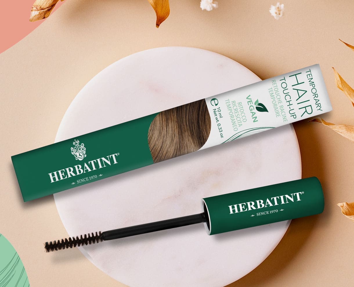 Herbatint Haarmascara für Ansatzkorrekturen, mit Verpackung und Applikatorpinsel auf hellem Hintergrund