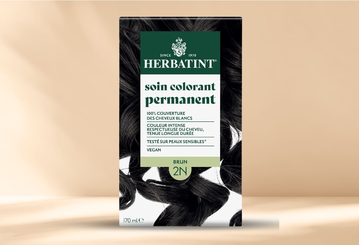 Coloration capillaire Herbatint 2N brun sans ammoniaque avec le produit présenté en évidence