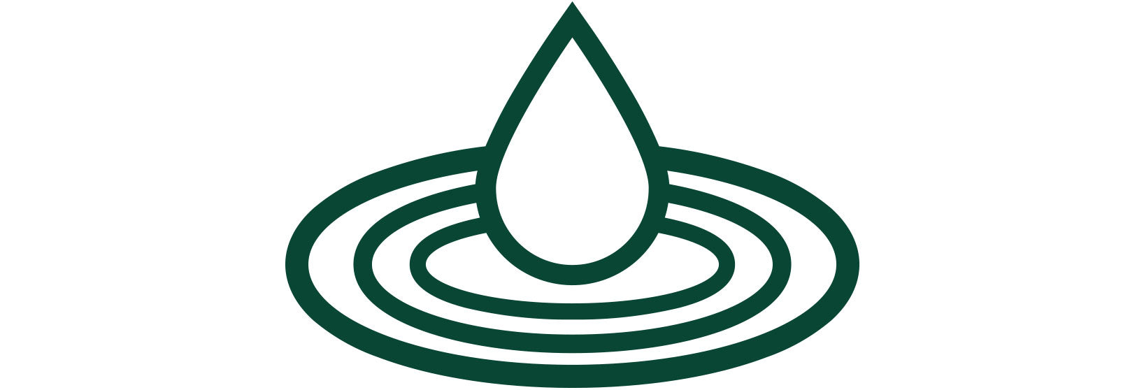 Dunkelgrünes stilisiertes Symbol mit einem Wassertropfen in der Mitte und konzentrischen Kreisen, die nachhaltige Wirkung und Kreislaufwirtschaft darstellen