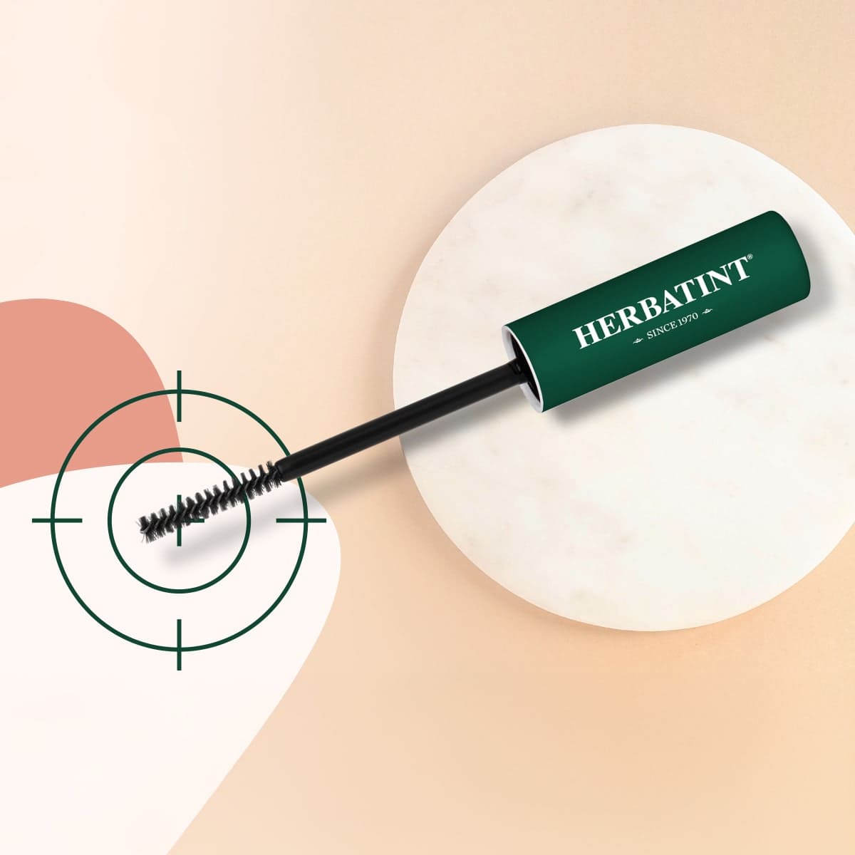 Herbatint Haarmascara mit einem dünnen schwarzen Applikatorpinsel und einem dunkelgrünen Griff mit Herbatint-Logo. Das Produkt wird vor einem hellen Hintergrund mit dekorativen grafischen Elementen präsentiert. Eine Zielscheiben-Illustration hebt die Pinselspitze hervor, um ihre Präzision zu betonen