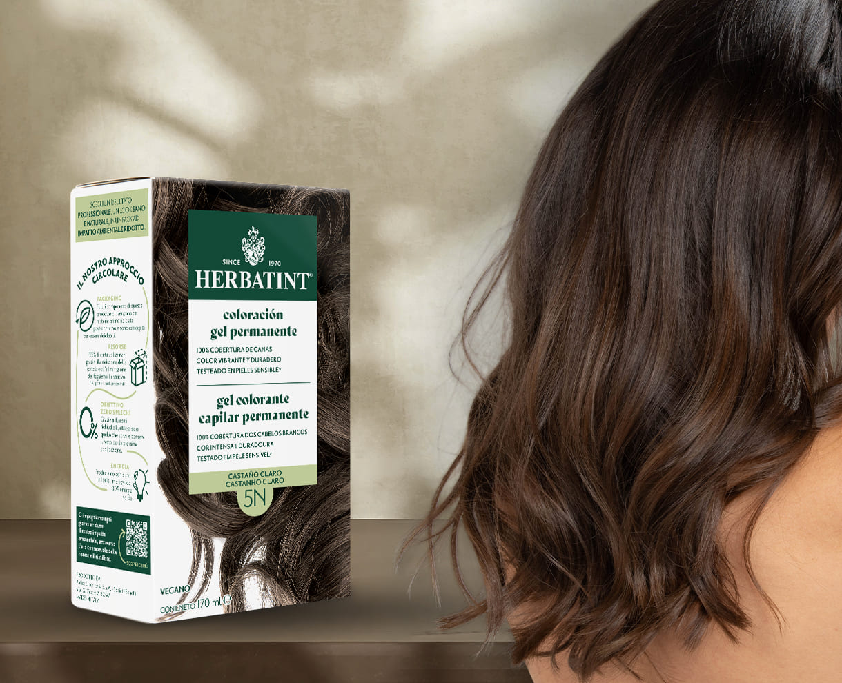 Cabello castaño claro sano y brillante después de usar el gel colorante permanente Herbatint 5N