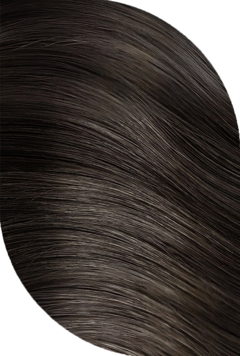 Braune Haarsträhne zur Darstellung des dunkelbraunen Farbtons der temporären Haarmascara von Herbatint