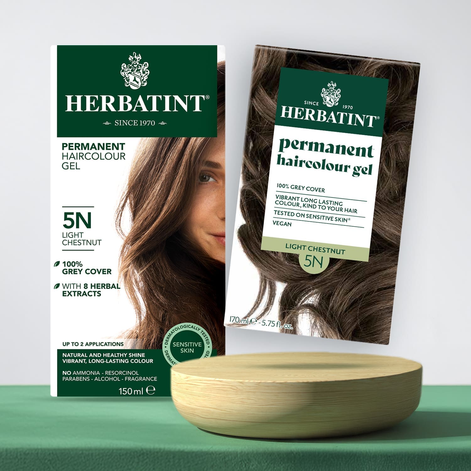 Vergelijking van de oude en nieuwe verpakking van Herbatint 5N lichtbruine haarkleuring, met weergave van het vernieuwde moderne ontwerp