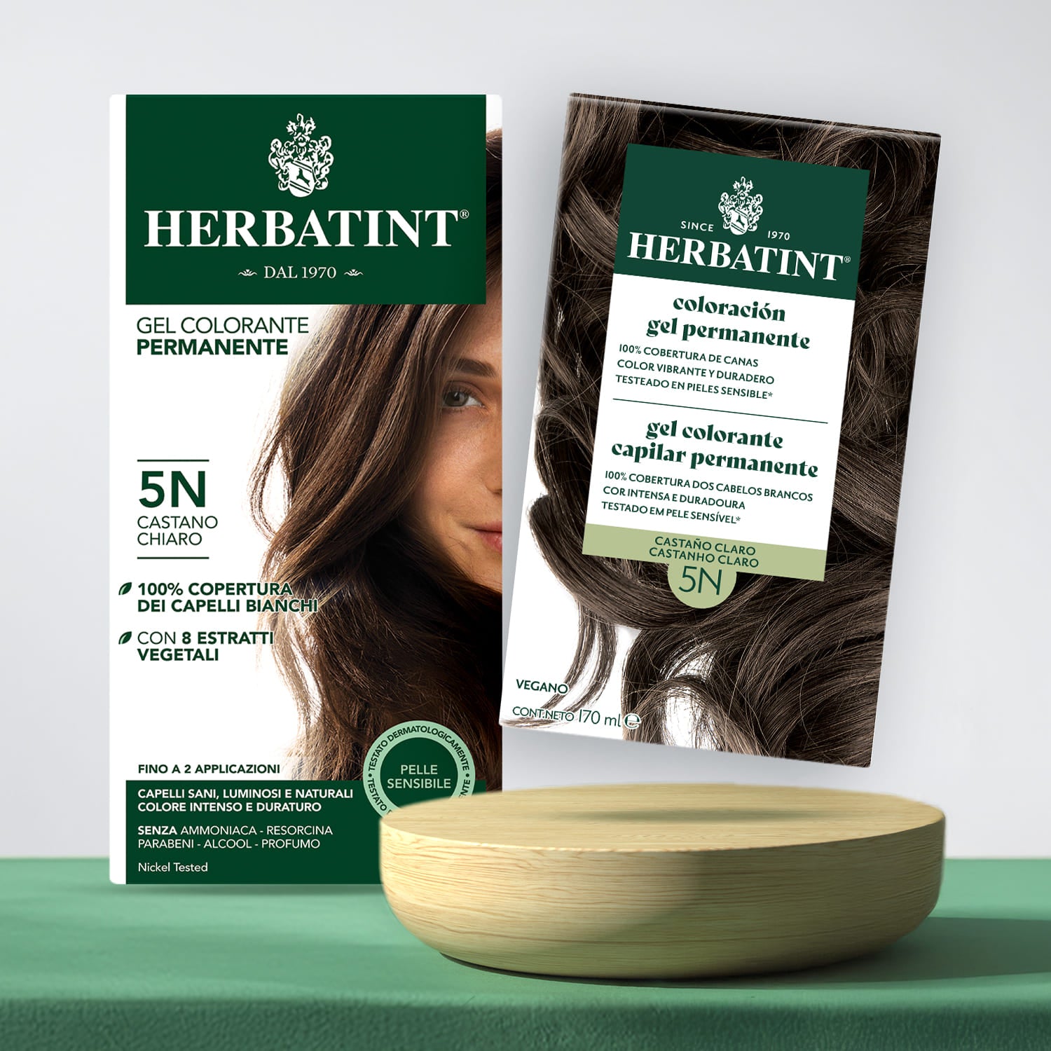 Comparação entre a embalagem antiga e a nova da coloração Herbatint 5N castanho claro, mostrando o design moderno atualizado